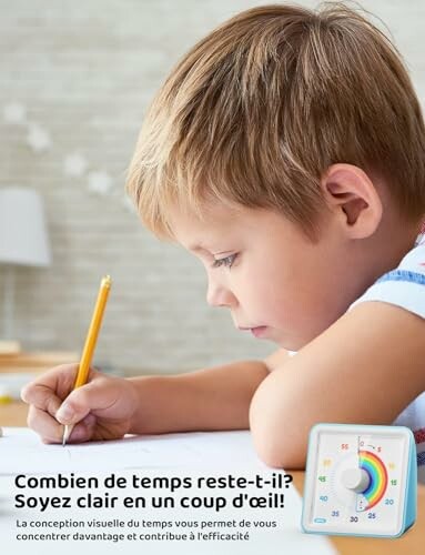 Enfant concentré dessinant avec une horloge visuelle.