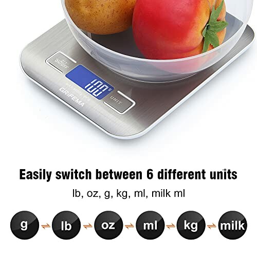 Balance de cuisine numérique avec bol contenant des fruits.