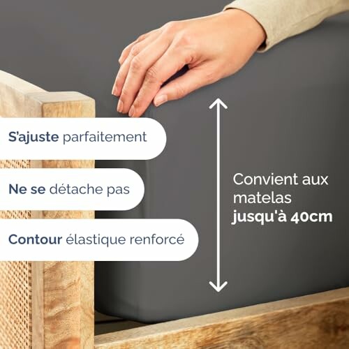 Main touchant un drap-housse ajusté sur un matelas.
