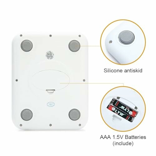 Vue inférieure d'un appareil électronique avec pieds en silicone et compartiment à piles AAA.