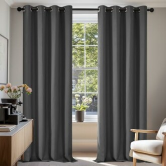 Rideaux gris modernes dans un salon lumineux.