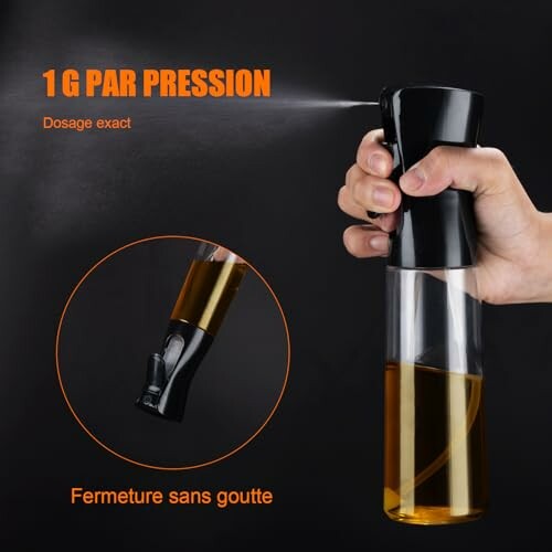 Bouteille de pulvérisation d'huile tenue par une main