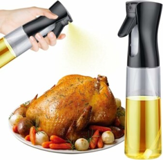 Vaporisateur d'huile utilisé sur un poulet rôti